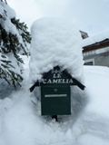 Boite aux lettre en hiver Chalet Camélia